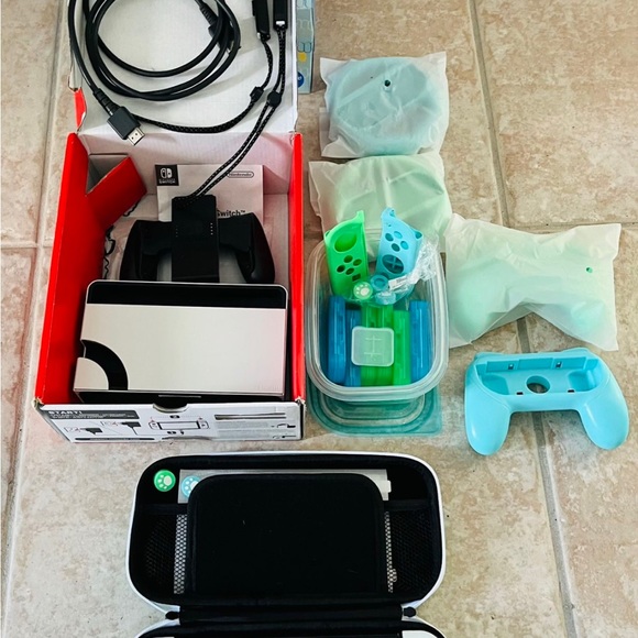 Sold Nintendo Switch OLED Model HEG - 001 Handheld Console - 64GB-White - Picture 3 of 7